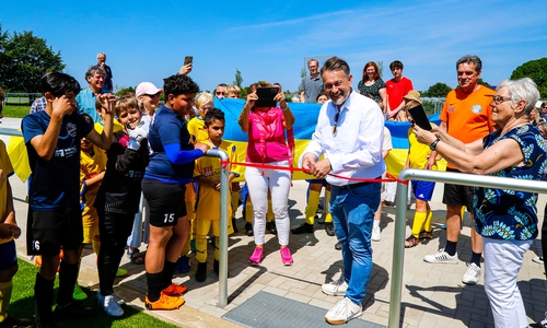Bürgermeister Ivica Lukanic durchschnitt das symbolische Rote Band, um die Anlage freizugeben.