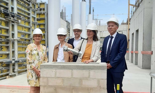 Der erste Grundstein ist gelegt und die Zeitkapsel wird eingemauert. Auf dem Bild sind zu sehen von rechts: Prof. Dr. Eberhard Haunhorst, Präsident des LAVES; Verbraucherschutzministerin Miriam Staudte; Alexander Schaub, Leiter des Staatlichen Baumanagement Hannover; Dr. Gabriele Guder, Leiterin des LVI Braunschweig/Hannover; Anke Kaphammel, Bürgermeisterin Stadt Braunschweig.