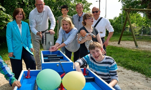 Sie freuen sich mit den Kindern und Mitarbeitenden im Landhaus Querum über die fertiggestellte Wasserspielanlage: Angelika Rimatzki - Stiftungsvorständin der Stiftung ‐ Unsere Kinder in Braunschweig (links im Bild), Marcus Eckhoff - Geschäftsführer Neuerkeröder Wohnen und Betreuen GmbH (Zweiter von links) und Dr. Joachim Gulich von der Stiftung Braunschweiger Land (Zweiter von rechts). 