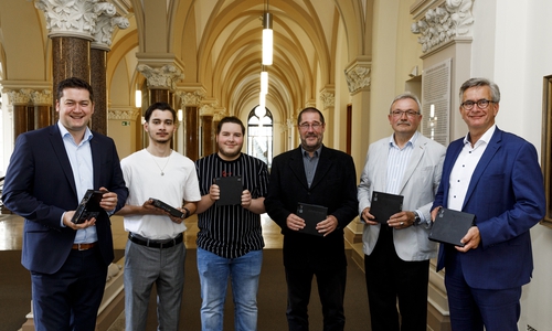 v.l.n.r: Oberbürgermeister Dr. Thorsten Kornblum, Ömer Faruk Ates und Edward Reisch (Auszubildende bei BS Energy, die die Computer aufgearbeitet haben); Thomas Bauer (IT-Abteilung BS Energy), Igor Piroschik (Verein Freie Ukraine Braunschweig e. V.), Jens-Uwe Freitag (Vorsitzender des Vorstandes von BS Energy).