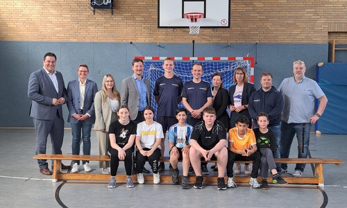 Landrat Tobias Heilmann (li.) besuchte gemeinsam mit Isenbüttels Samtgemeindebürgermeister Jannis Gaus (4. v. li.) eine Trainingsstunde mit „Cogniprove“ an der Realschule Calberlah.