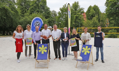 Freuen sich auf die BeachDays 2023 (v. l.): Organisatorin Sabine Gerlach, Katrin Elbers (Physiotherapie Elbers-Homes), Axel Steinkampf-Sommer (APEX GmbH Steuerberatungsgesellschaft), Andreas Jung (Volksbank eG Wolfenbüttel), Oliver Metzner (Block am Ring Wolfenbüttel), Kerstin Hecker (Stadtwerke Wolfenbüttel), Peggy Siegmund-Pherson (KOMM Beach Club), Fenja Frederike Schwede (Ostfalia Hochschule für angewandte Wissenschaften), Niclas Hemmerling (MTV Wolfenbüttel).