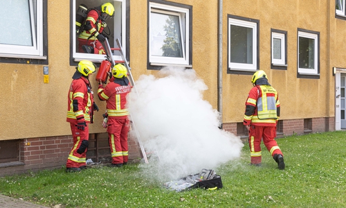 Die Feuerwehr verschaffte sich Zugang zur Küche und kümmerte sich um das angebrannte Essen.