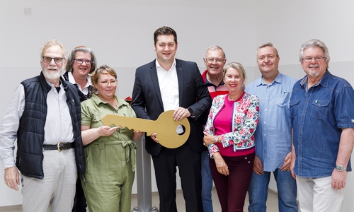 Oberbürgermeister Dr. Thorsten Kornblum übergab den Schlüsse für den neuen Kinder- und Teeny-Klub.
