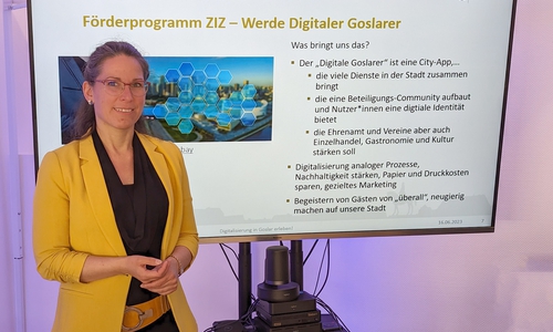 Diana Hoffmeister, Digitalisierungsbeauftrage der Stadt Goslar, gibt den Startschuss zum bundesweit durchgeführten 4. Digitaltag im MachMit!Haus.