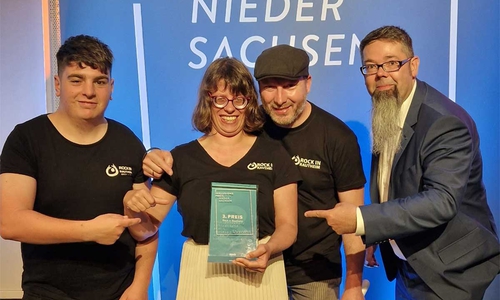 Freuten sich über den Preis für die Lebenshilfe Braunschweig: André Nohl, Geri Kronberg, Adrian Hamann sowie Marco Spiller, Vorsitzender des Vereins. Sie gehören zum inklusiven Team „Rock in Rautheim“.