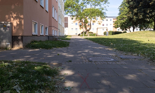 Auf der Grünfläche hinter einem Mehrfamilienhaus im Siemensweg kam es am Mittwoch zu einer Messerstecherei.