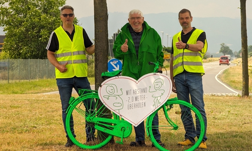 Michael Hille (re.), Leiter des Fachdienstes Straßenverkehr der Stadt Goslar und sein Mitarbeiter Thomas Ulrich (li.) flankieren Peter Scheffel (Mitte) von der Verkehrswacht Goslar. Auf der Verkehrsinsel an der Einfahrt nach Vienenburg – aus Richtung Oker kommend – haben sie gerade eine Fahrrad-Installation aufgestellt, die an den erforderlichen Abstand zu Radfahrenden beim Überholen erinnert.
