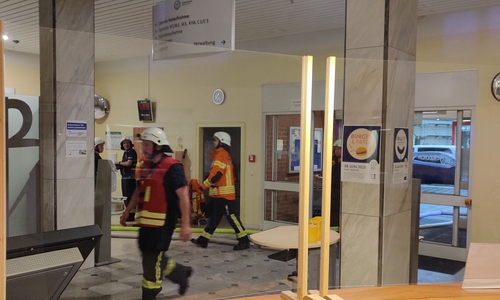 Die Feuerwehr im Einsatz im Krankenhaus Marienstift in Braunschweig.