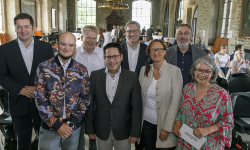 Oberbürgermeister Dr. Thorsten Kornblum, Julian Lange (CIMA Beratung + Management GmbH), Stadtbaurat Heinz-Georg Leuer, Martin Albinus (Fachbereichsleiter Kinder, Jugend und Familie), Wirtschaftsdezernent Gerold Leppa, Astrid Striese (Arbeitsausschuss Innenstadt), Umwelt- und Hochbaudezernent Holger Herlitschke und Marion Thomsen (Braunschweigische Landessparkasse) präsentierten den Gästen beim siebten Dialogforum Projekte und Maßnahmen zur Stärkung der Innenstadt. 