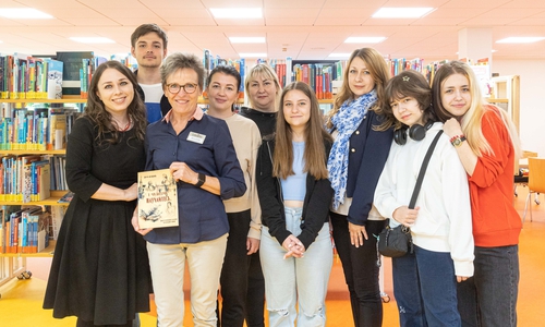 Alla Bapkauskas (links) zusammen mit Sylvia Fiedler (Fachdienstleiterin der Stadtbibliothek) und Geflüchteten aus der Ukraine.