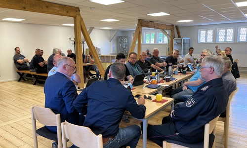 Die Mitglieder des Feuerschutzausschusses haben sich im neu sanierten Dorfgemeinschaftshaus Kirchberg getroffen.