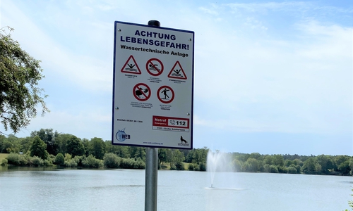 : Ein neues Warnschild – hier am Großen Schillerteich – mit der Standortkennung. 
