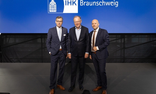 Redner: IHK-Präsident Tobias Hoffmann und IHK-Hauptgeschäftsführer (links), Dr. Florian Löbermann (rechts), zusammen mit Ministerpräsident Stephan Weil (Mitte).
