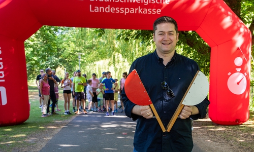 Oberbürgermeister Dr. Thorsten Kornblum beim Start des Friedenslaufes.