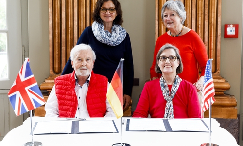 Paul Kavanagh, Präsident der Deutsch-Englischen Gesellschaft Braunschweig e.V. und Carol Stoltenberg, stellvertretende Vorsitzende der Sektion Braunschweig der Omaha Sister Cities Association (vorne v. li.), Bürgermeisterin Cristina Antonelli-Ngameni und Judy Spencer, Vorsitzende der Bath-Braunschweig Twinning Association (hinten v. li.).