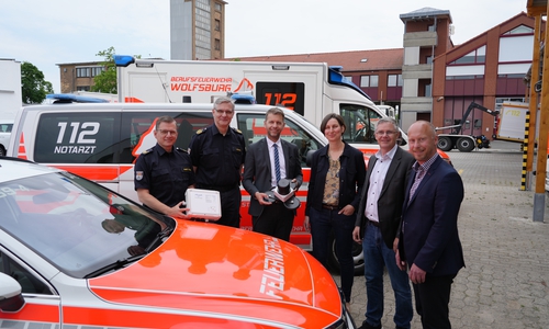 Sorgen für die grüne Welle: Thomas Zhuber von Okrog (Geschäftsbereich Brand- und Katastrophenschutz), Manuel Stanke (Leiter Geschäftsbereich Brand- und Kathastrophenschutz), Oberbürgermeister Dennis Weilmann, Anna Schieben (Konsortialleiterin 5G-Reallabor, DLR - Institut für Verkehrssystemtechnik), Andreas Bauer (Dezernent für Bürgerdienste, Finanzen, Brand- und Katastrophenschutz) und Joachim Schade (Institut für Automation und Kommunikation (ifak) (v. li.).