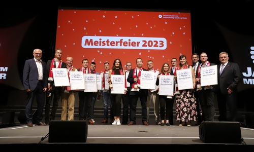 Die jahrgangsbesten Meisterinnen und Meister mit dem Niedersächsischen Wirtschaftsminister Olaf Lies (3.v.r.), Kammerpräsident Detlef Bade (r.) und Eckhard Sudmeyer (l.), Hauptgeschäftsführer der Handwerkskammer Braunschweig-Lüneburg-Stade.