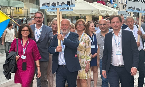 Die Braunschweiger Delegation besucht den Hansetag in Toruń und nimmt unter anderem an der Parade der Hansestädte teil: (v. l. n. r.) Bürgermeisterin Christina Antonelli-Ngameni, Gerold Leppa (Wirtschaftsdezernent und Stadtmarketing), Antje Maul, Michel Winckler (beide Ratsmitglieder), Bürgermeisterin Anke Kaphammel, Dr. Rainer Zirbeck (Hanse-Gilde) und Robert Glogowski (Ratsmitglied).