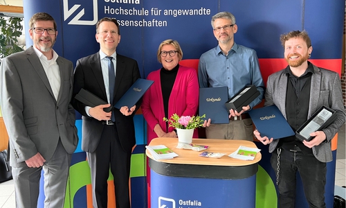 Prof. Dr. Thomas Benda, Vizepräsident für Lehre, Studium und Weiterbildung, der Preisträger der Kategorie „Beste Lehre“ Prof. Dr. Henning Zindler (Fakultät Versorgungstechnik), Ostfalia-Präsidentin Prof. Dr. Rosemarie Karger sowie die beiden Preisträger der Kategorie „Beste Lehrveranstaltung“ Prof. Dr. Frank Höppner (Fakultät Informatik) und Prof. Dr. Timo Schreiner (Fakultät Soziale Arbeit) (v. li.).   