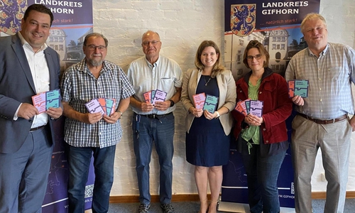 Anne Klung (Fachbereich Soziales, 2.v.r) und Sozialplanerin Sonja Müller (3.v.r) wollen mit der Aktion „Schlau vor dem Bau“ dafür sensibilisieren bei der Planung des Eigenheims unterschiedlichste Lebensumstände mit zu bedenken.