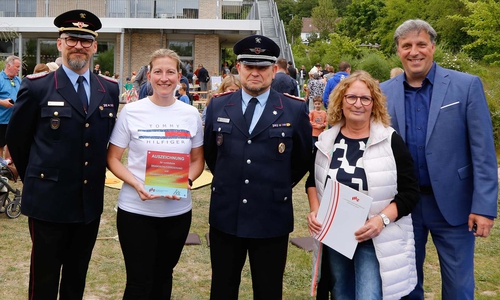 Kreisbrandmeister Florian Graf (l.) und Stadtbrandmeister Olaf Glaeske überreichten Kita-Leiterin Claudia Hesebeck (2. v. r) und Corinna Frobart eine Plakette für vorbildliche Brandschutzerziehung. Stadtrat Thorsten Drahn gratulierte.