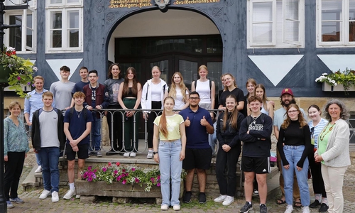 Die Delegation vor dem Wolfenbütteler Rathaus.