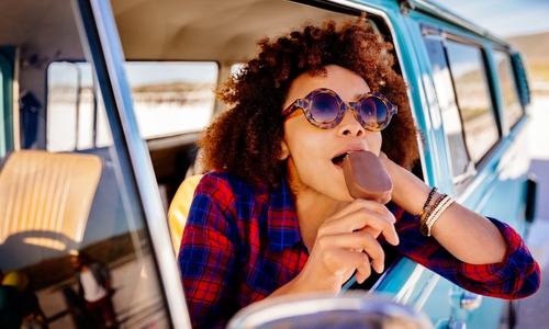  Ein Eis schmeckt auch am Steuer, aber darf man das auch?