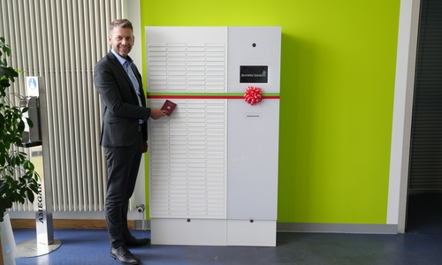 Oberbürgermeister Dennis Weilmann begrüßt die "neue Mitarbeiterin" Dora, die Dokumentenausgabebox bei den Bürgerdiensten.