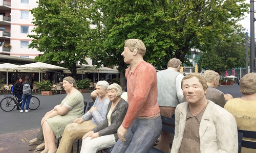 Die Betonfiguren „Alltagsmenschen“ gesellen sich ab dem 10. Juli wieder unter die Besucherinnen und Besucher der Innenstadt.