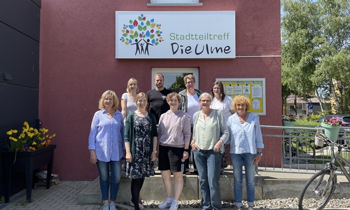 Akteure aus der „Ulme“ freuen sich schon auf das Stadtteilfest: Kirsten Kühn (Ökumenisches Familienzentrum St. Ansgar/St.Thomas), Hannah Zschömitzsch (Add.Lantis, Stadt Wolfenbüttel), Susanne Pensler (Stadtteiltreff Die Ulme, Landkreis Wolfenbüttel), Mirco Paulmann (Add.Lantis, Stadt Wolfenbüttel), Marleen Wagener (Stadtteiltreff Auguststadt, Landkreis Wolfenbüttel), Marion Köchy (Wolfenbütteler Stadtteilnetzwerk Gartenhöhe), Nicole Schröder (Grundschule am Geitelplatz), Sabine Straube (Wolfenbütteler Stadtteilnetzwerk Gartenhöhe), Angelika Lorenz (Abteilung für Integration, Stadt Wolfenbüttel).