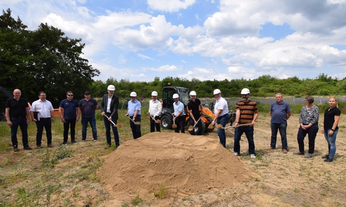 Setzten den ersten Spatenstich des Bauprojektes Kita Brotweg (1. Reihe v.l. Stadtbaurat Michael Tacke, Stadtrat Dr. Dirk Härdrich, Ortsbürgermeister Christian Striese, Oberbürgermeister Frank Klingebiel, Steffen Lauterbach (arc architekturconzept GmbH), Dr. Oliver Fuchs (Amt für regionale Landesentwicklung) und Stefen Krenge (Staatliches Baumangement Braunschweig).