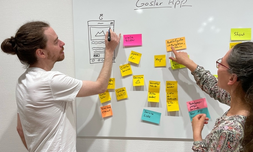 Für das Projekt „Digitale Goslarer“: Michael Helmbrecht (UX- und Servicedesigner) und Diana Hoffmeister, Stadt Goslar, beim Sammeln und Brainstorming von Features für die neue Goslar App.