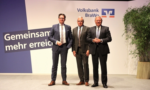 v.l.n.r.: Vorstandsmitglied Mark Uhde, Aufsichtsratsvorsitzender Torsten-Armin Kietzmann und Vorstandsvorsitzender Jürgen Brinkmann von der Volksbank BraWo präsentierten auf der Vertreterversammlung am 12. Juni in der Braunschweiger Stadthalle die Zahlen des Geschäftsjahrs 2022. 