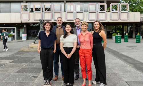  Die ClimateCrisisClock wurde heute an der TU Braunschweig gestartet. Mit (v.l.) Professorin Folke Köbberling vom Institut für Architekturbezogene Kunst, Stadtrat Holger Herlitschke, Architektur-Studentin und Mit-Initiatorin Kathrin Philipps, Vizepräsident für Digitalisierung und Nachhaltigkeit Professor Manfred Krafczyk, TU-Präsidentin Angela Ittel und Architektur-Studentin und Mit-Initiatorin Mia Gutschalk. 