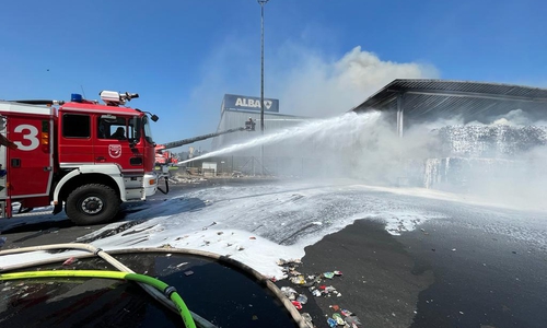 Das Vorfeldlöschfahrzeug Buffalo im Einsatz beim Großbrand in Watenbüttel. 