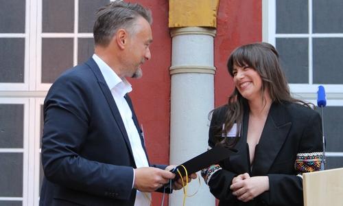 Bürgermeister Ivica Lukanic ehrte Katharina Pink für ihr Engagement in der Ukraine-Hilfe.