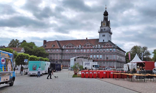 Die vergangenen Tage herrschte bereits geschäftiges Treiben auf dem Schlossplatz. So sah der Aufbau am Donnerstagabend aus. Heute startet hier das große Festival.