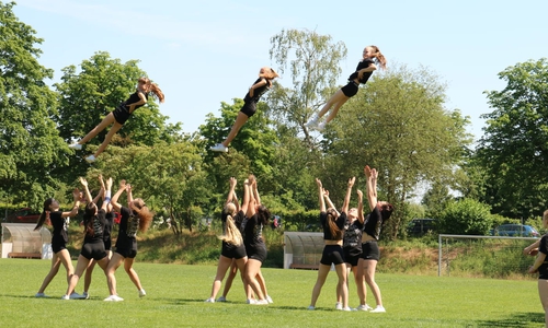Besonders akrobatisch präsentierten sich auch die Cheerleaderinnen.