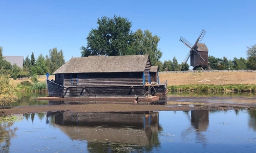 Die Schiffsmühle im Gifhorner Mühlensee lag wegen des niedrigen Wasserstandes 2022 auf dem Trockenen.