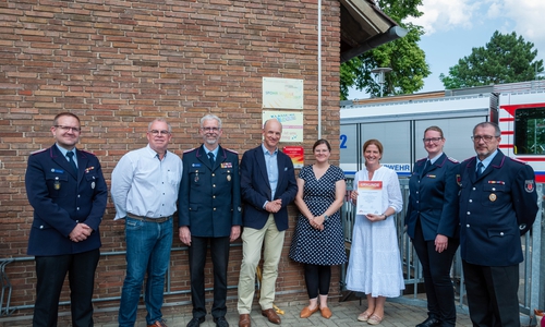 v.l.n.r: Christian Büchner, Bezirksbürgermeister Frank Graffstedt, Stadtbrandmeister Ingo Schönbach, Feuerwehrdezernent Christian Geiger, Sozialdezernentin Dr. Christina Rentzsch, Schulleiterin Dörte von Hörsten, Maike Maren Beinert und Jörg Barluschke)