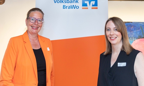 Nicole Mölling (links), Direktionsleiterin Salzgitter der Volksbank BraWo, lud Stephanie Reimann (rechts), Leiterin Global Venturing & Startup Collaborations bei der Volkswagen AG, als Vortragsreferentin zu female perspective.