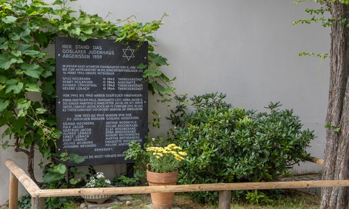 Die neuangefertigte Gedenktafel am Trollmönch in der Goslarer Altstadt.