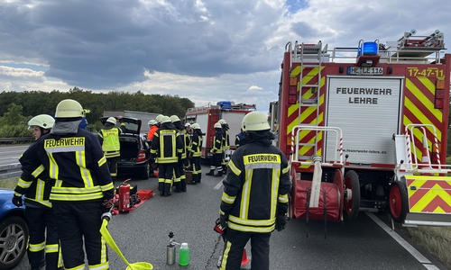 Die Feuerwehr musste das Fahrzeug mit schwerem Gerät öffnen.