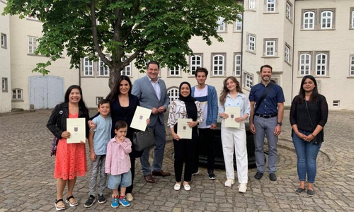 Landrat Tobias Heilmann gratulierte allen neu Eingebürgerten nach der Übergabe der Urkunden herzlich.