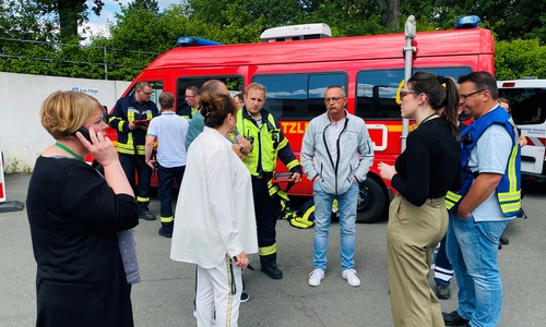 Adelheid May, Asklepios Regionalgeschäftsführerin  Region Harz (2.v.links),  informierte sich bei den Einsatzkräften des Landkreises Goslar und dankte Ihnen für Ihre Unterstützung.