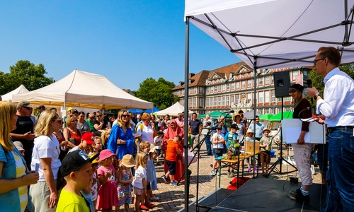 Stadtbaurat Klaus Benscheidt begrüßte die Besucherinnen und Besucher zur Preisverleihung auf dem Umweltmarkt.
