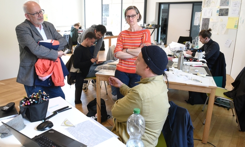 Ortsbürgermeister Erich Schubert und Esther Orant vom Forum Architektur der Stadt Wolfsburg im Gespräch mit Felix Klein, Student der Uni Kassel.