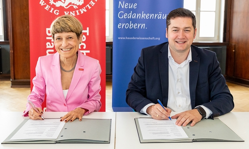 Prof. Dr. Angela Ittel, Präsidentin der TU, und Oberbürgermeister Dr. Thorsten Kornblum unterzeichneten heute die Kooperationsvereinbarung.