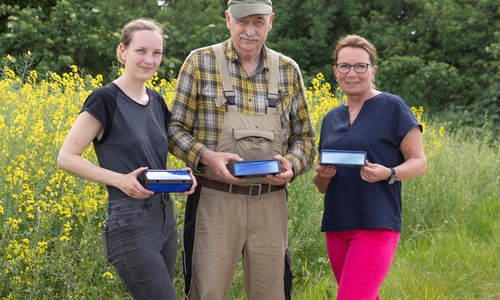 Jägerin Josefine Reitmann (li.), Jagdpächter Ulrich Reitmann und Melanie Klötzer, Leiterin der Geschäftsstelle der Öffentlichen in Sickte, bei der Übergabe der Wildwarnreflektoren für den Streckenabschnitt zwischen Sickte und Hötzum.